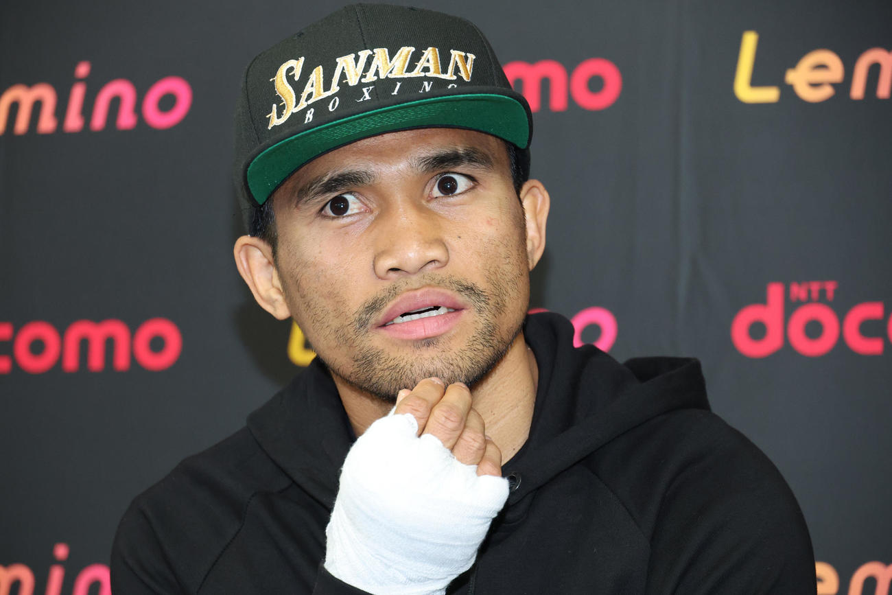 会見するWBAスーパー、IBF世界スーパーバンタム級王者タパレス（撮影・中島郁夫）