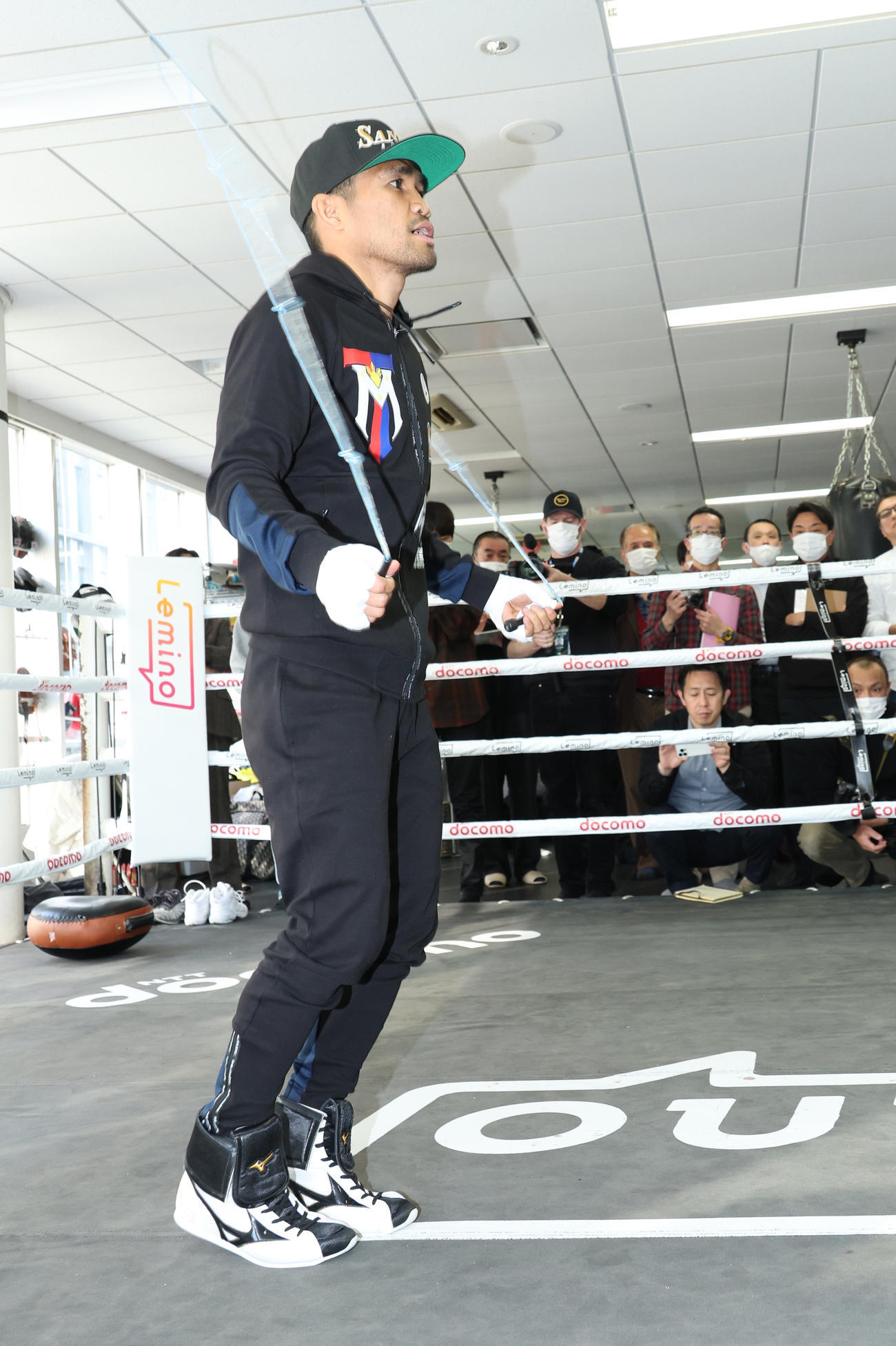 公開練習を行ったWBAスーパー、IBF世界スーパーバンタム級王者タパレス（撮影・中島郁夫）