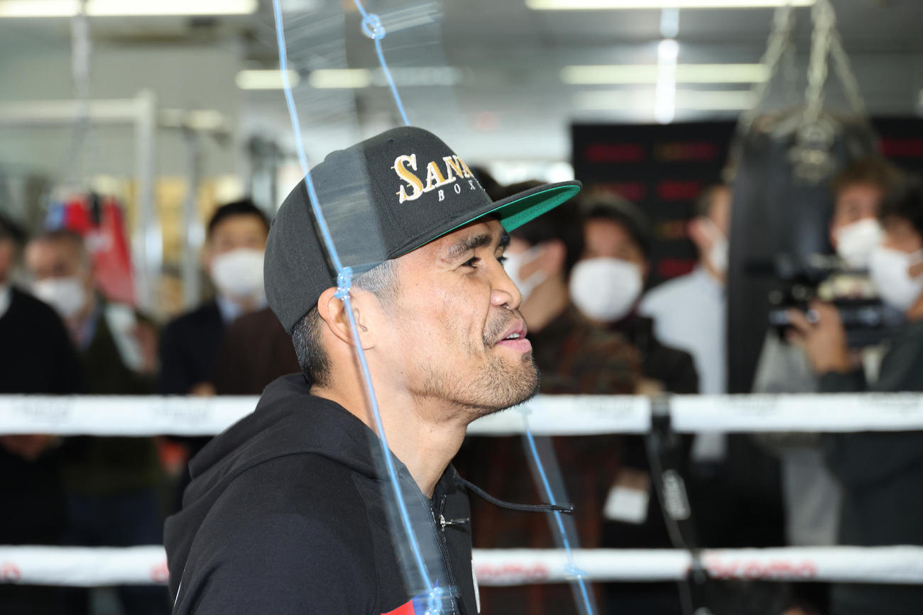 公開練習を行ったWBAスーパー、IBF世界スーパーバンタム級王者タパレス（撮影・中島郁夫）