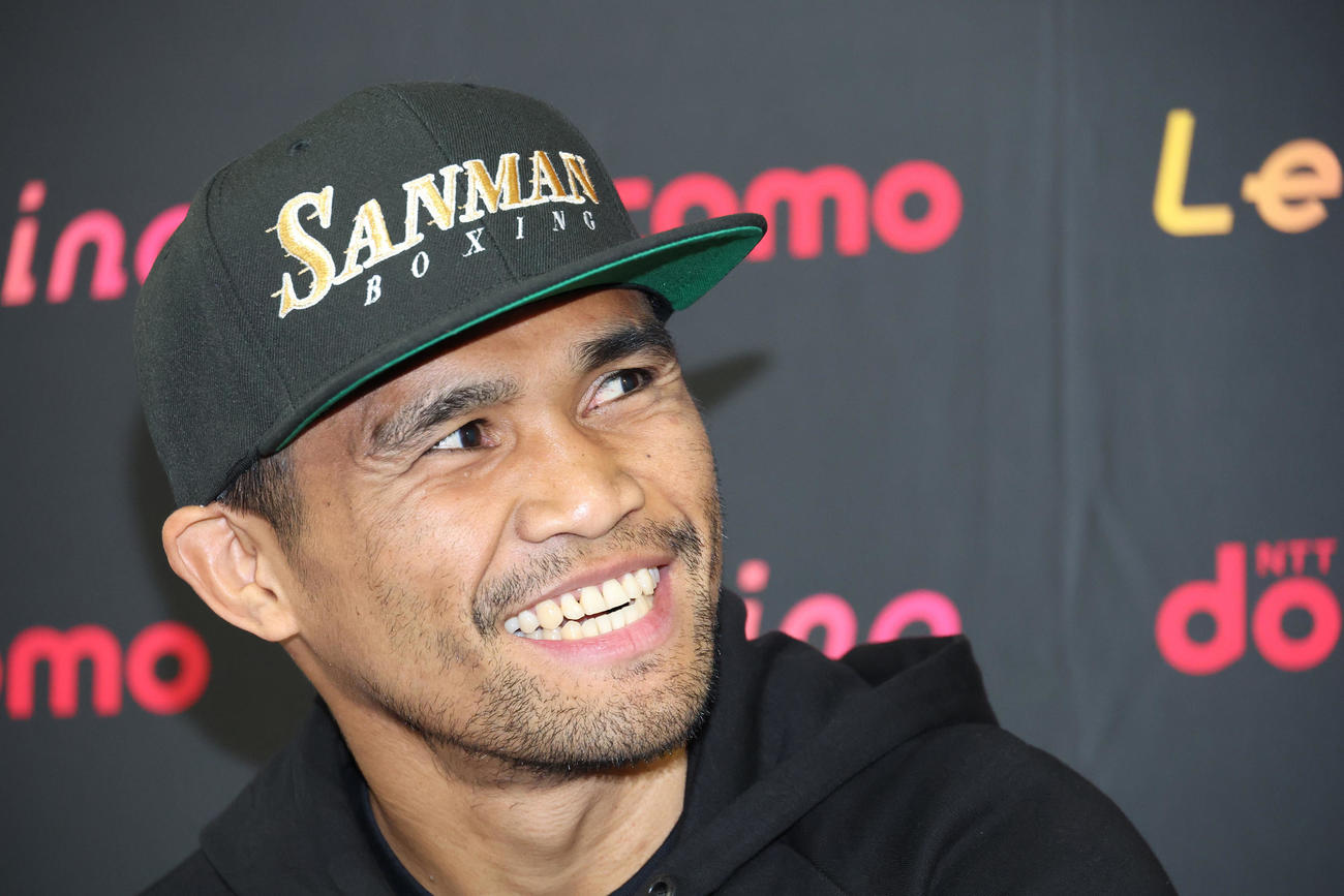 会見するWBAスーパー、IBF世界スーパーバンタム級王者タパレス（撮影・中島郁夫）