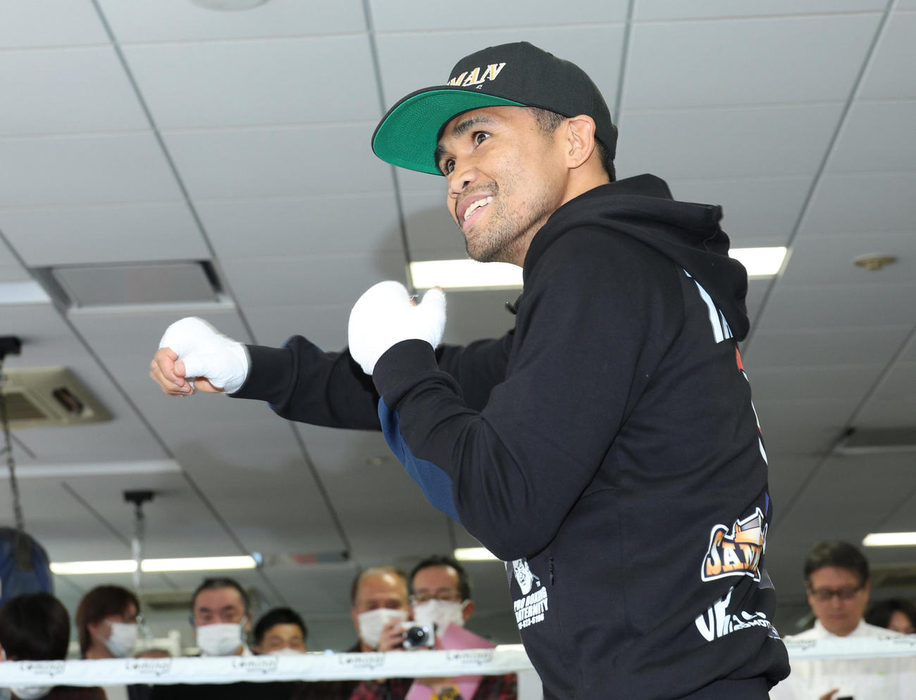 公開練習を行ったWBAスーパー、IBF世界スーパーバンタム級王者タパレス（撮影・中島郁夫）