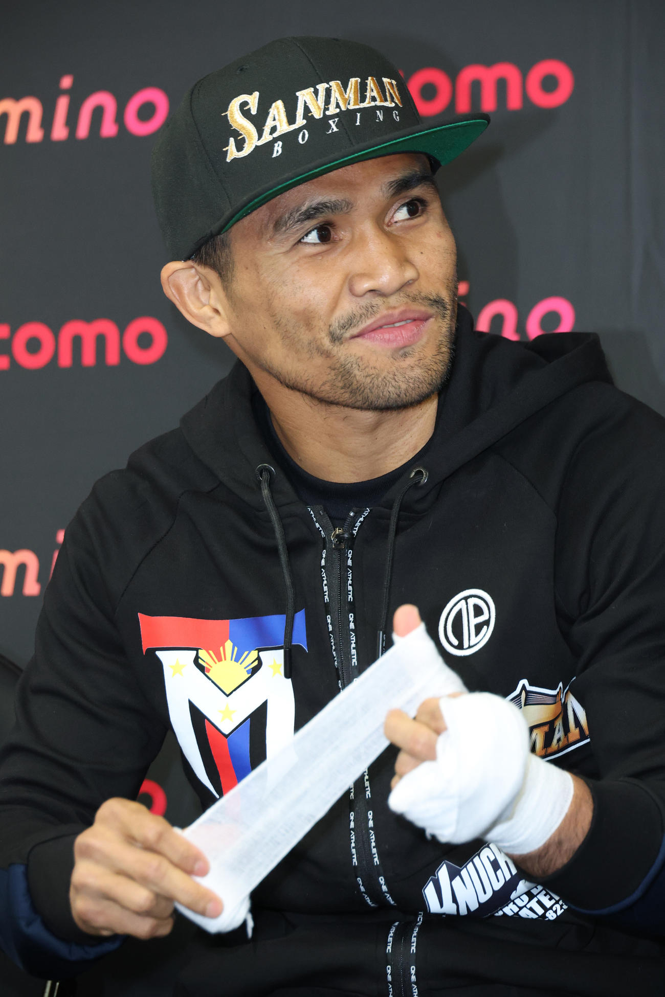 会見するWBAスーパー、IBF世界スーパーバンタム級王者タパレス（撮影・中島郁夫）