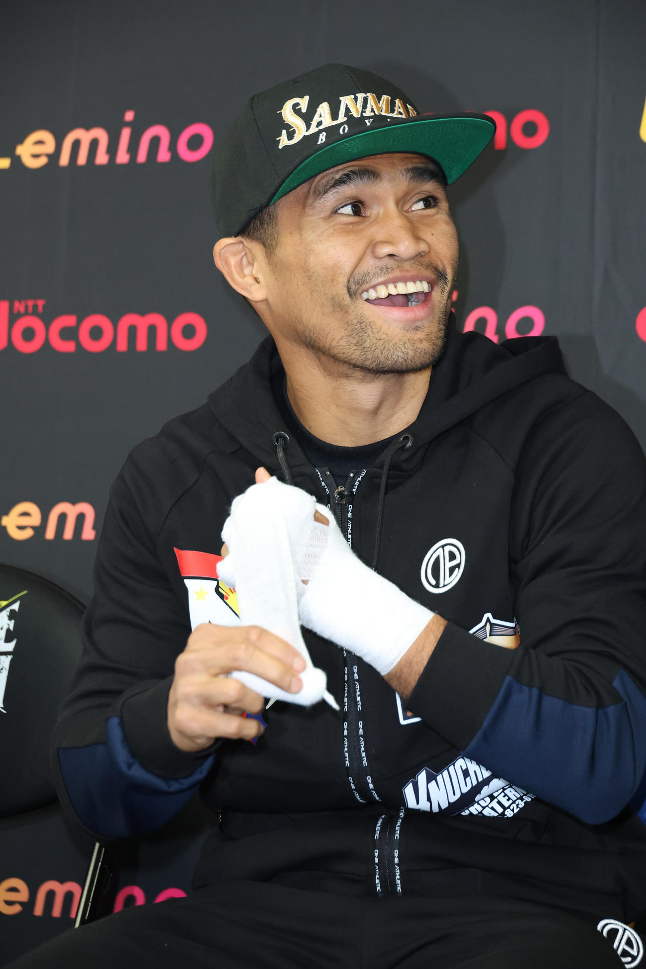会見するWBAスーパー、IBF世界スーパーバンタム級王者タパレス（撮影・中島郁夫）