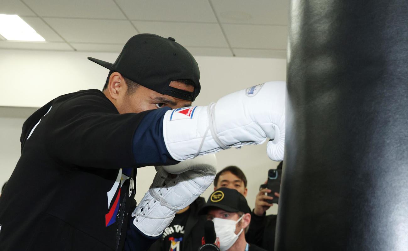 公開練習を行ったWBAスーパー、IBF世界スーパーバンタム級王者タパレス（撮影・中島郁夫）
