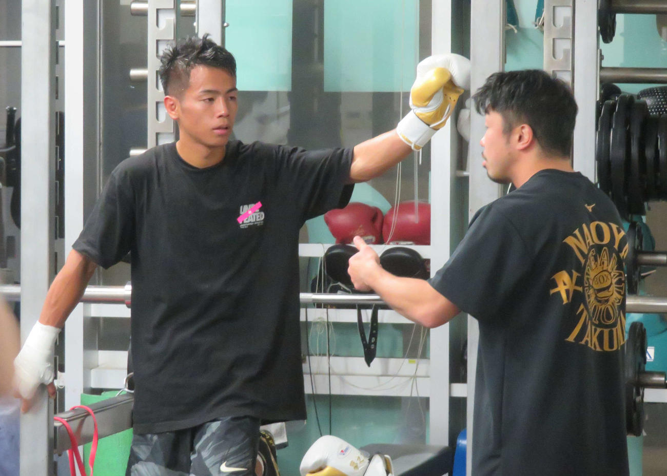 元世界3階級制覇王者・八重樫東トレーナー（右）の指導を受ける武居由樹