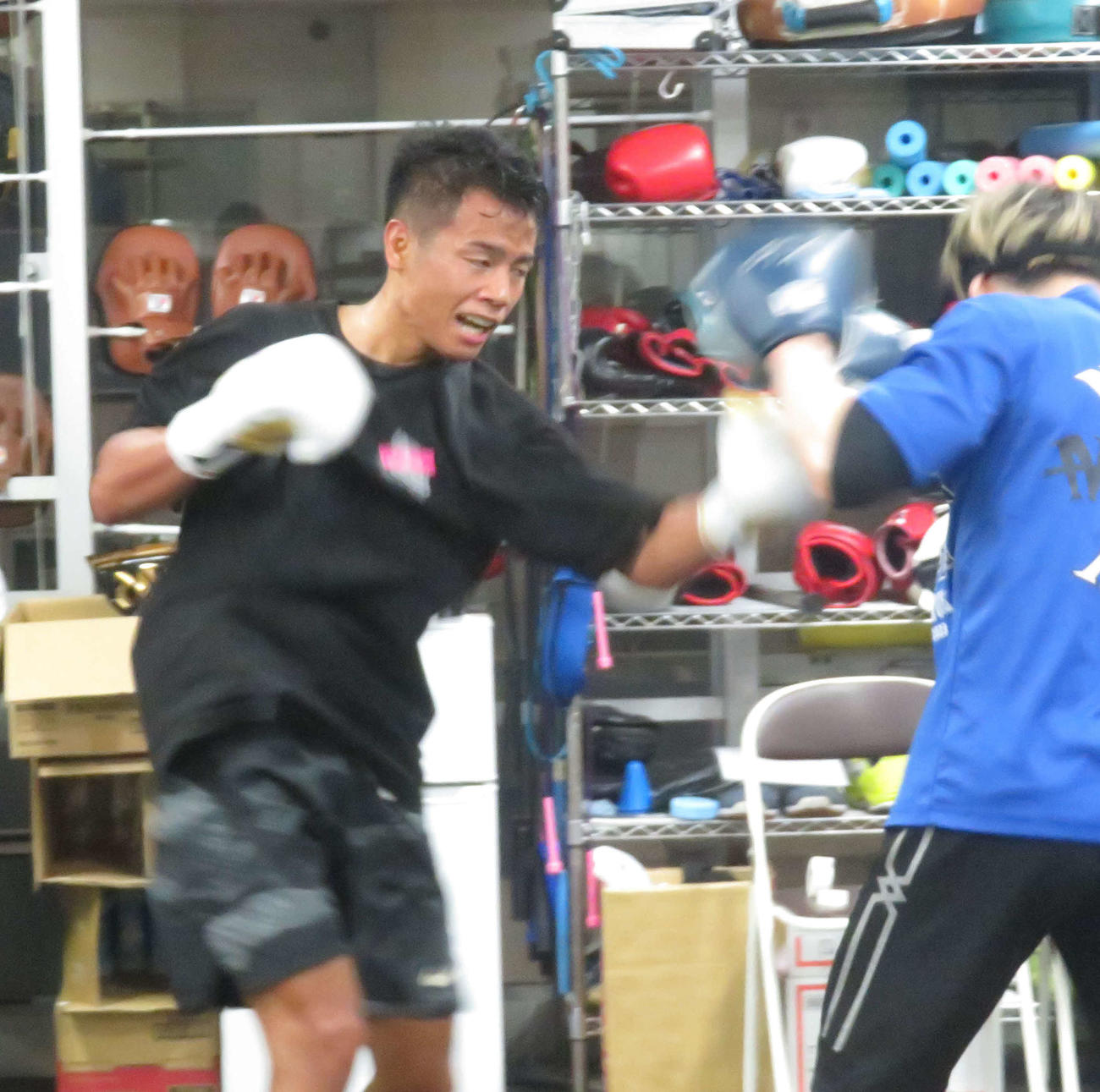 ミット打ちする武居由樹（左）