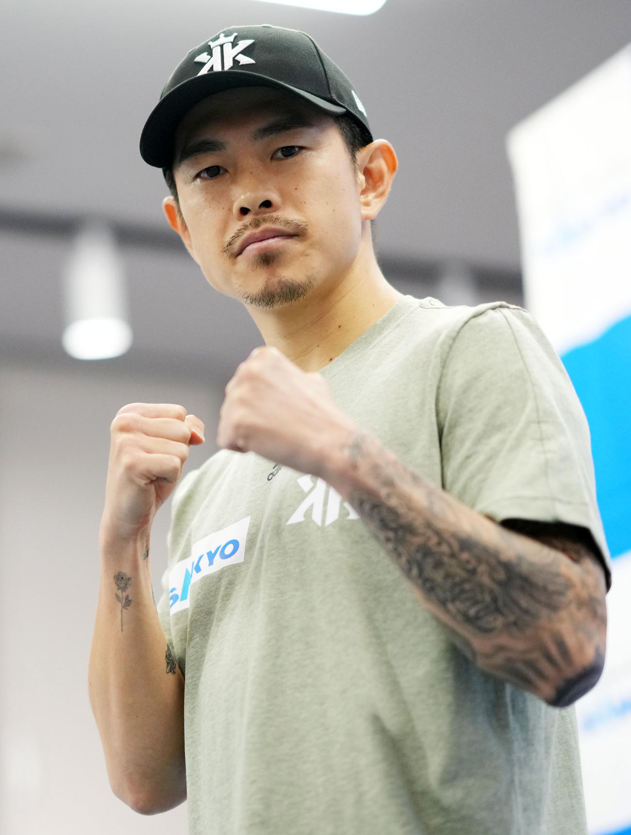 ポーズを決める井岡（撮影・横山健太）