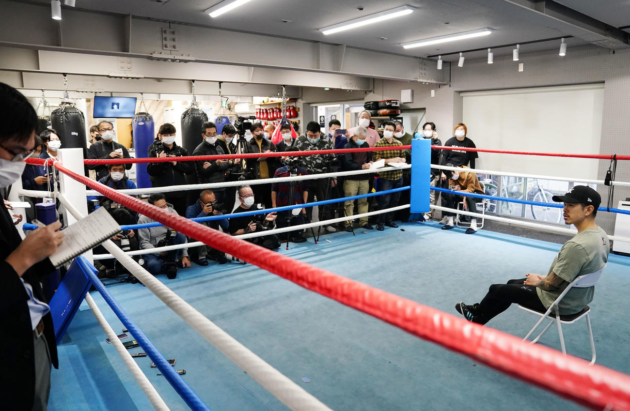 報道陣を前に試合への意気込みを語る井岡（撮影・横山健太）