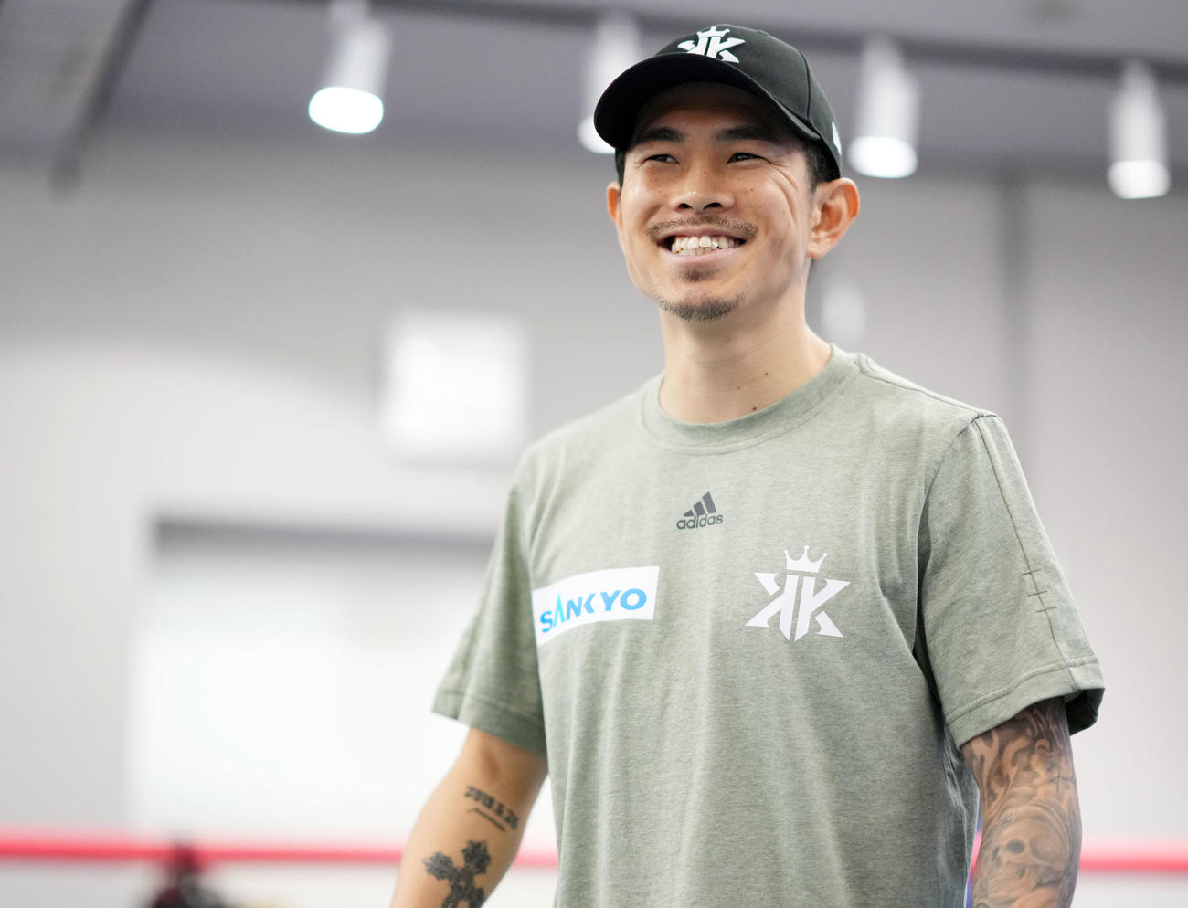 笑顔を見せる井岡（撮影・横山健太）