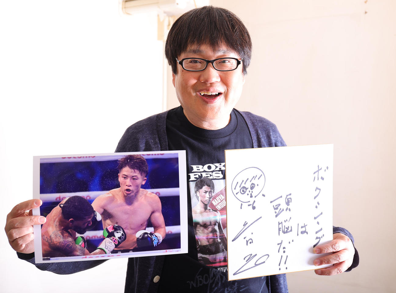 井上尚弥の姿から「ボクシングは頭脳だ！！」との言葉を書きこんだ六角精児（撮影・野上伸悟）