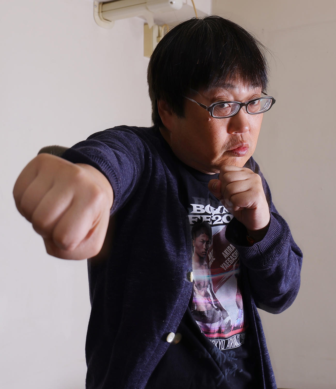 右ストレートを繰り出す？六角精児（撮影・野上伸悟）