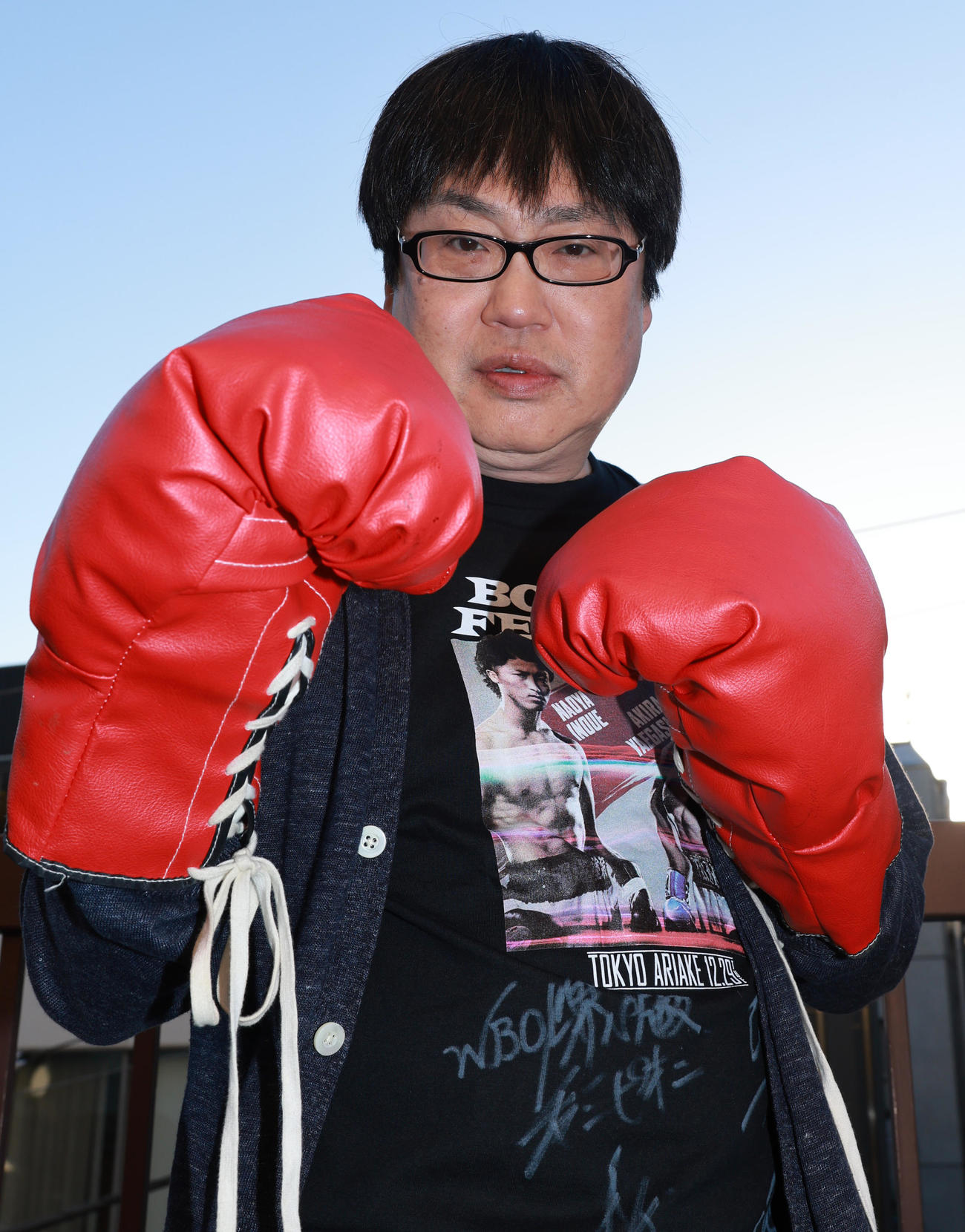 ファイティングポーズをとる六角精児（撮影・野上伸悟）