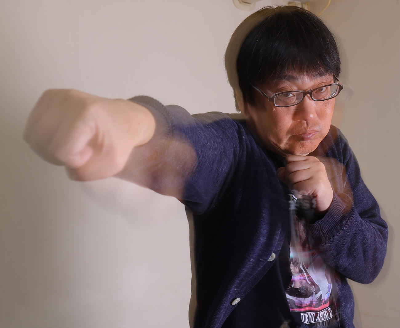 右ストレートを繰り出す？六角精児（撮影・野上伸悟）