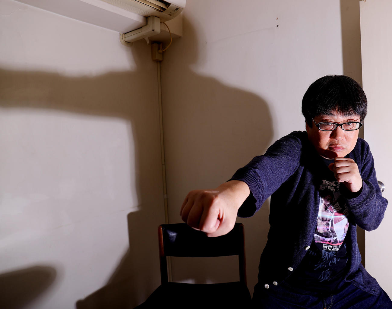 右ストレートを繰り出す？六角精児（撮影・野上伸悟）