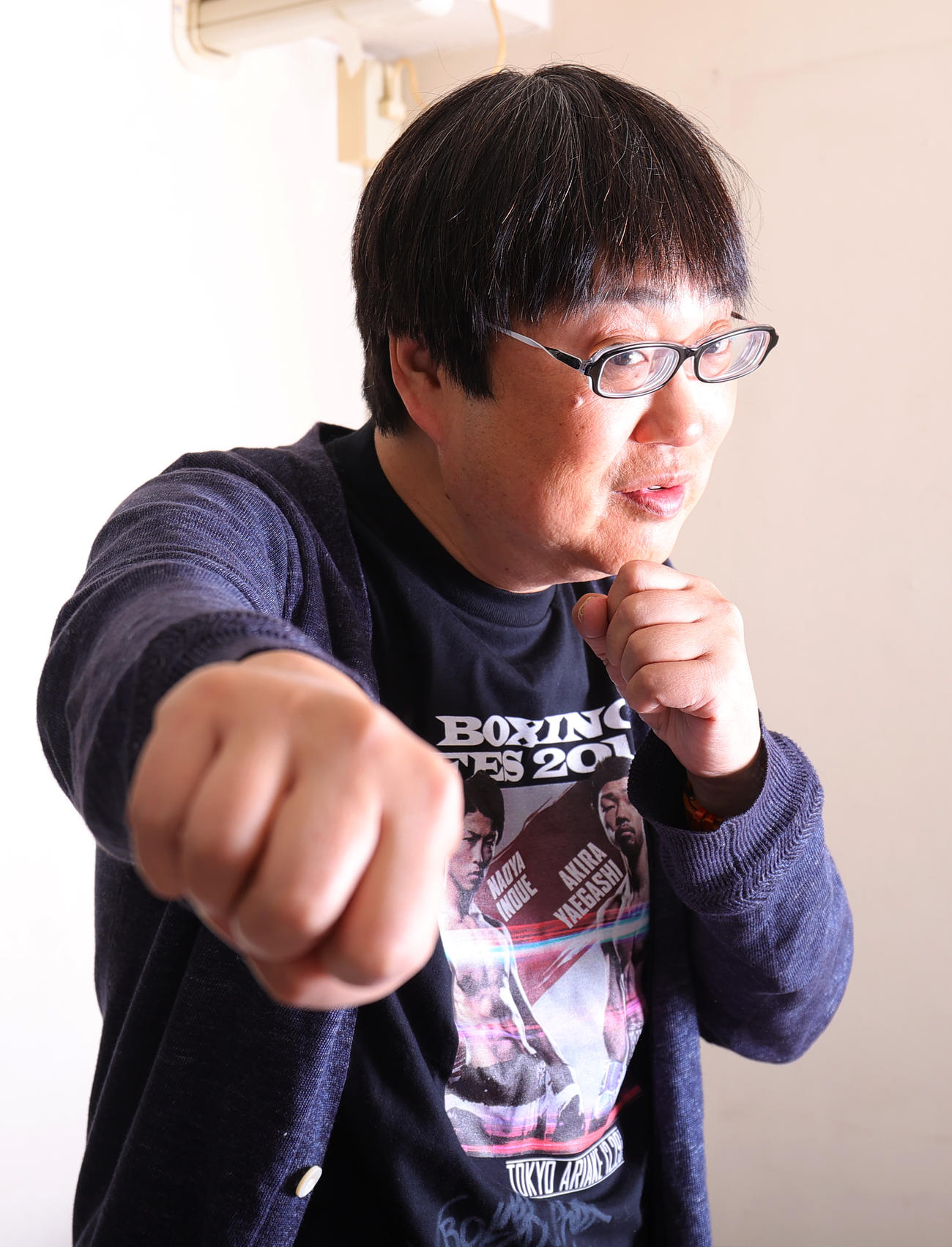 右ストレートを繰り出す？六角精児（撮影・野上伸悟）