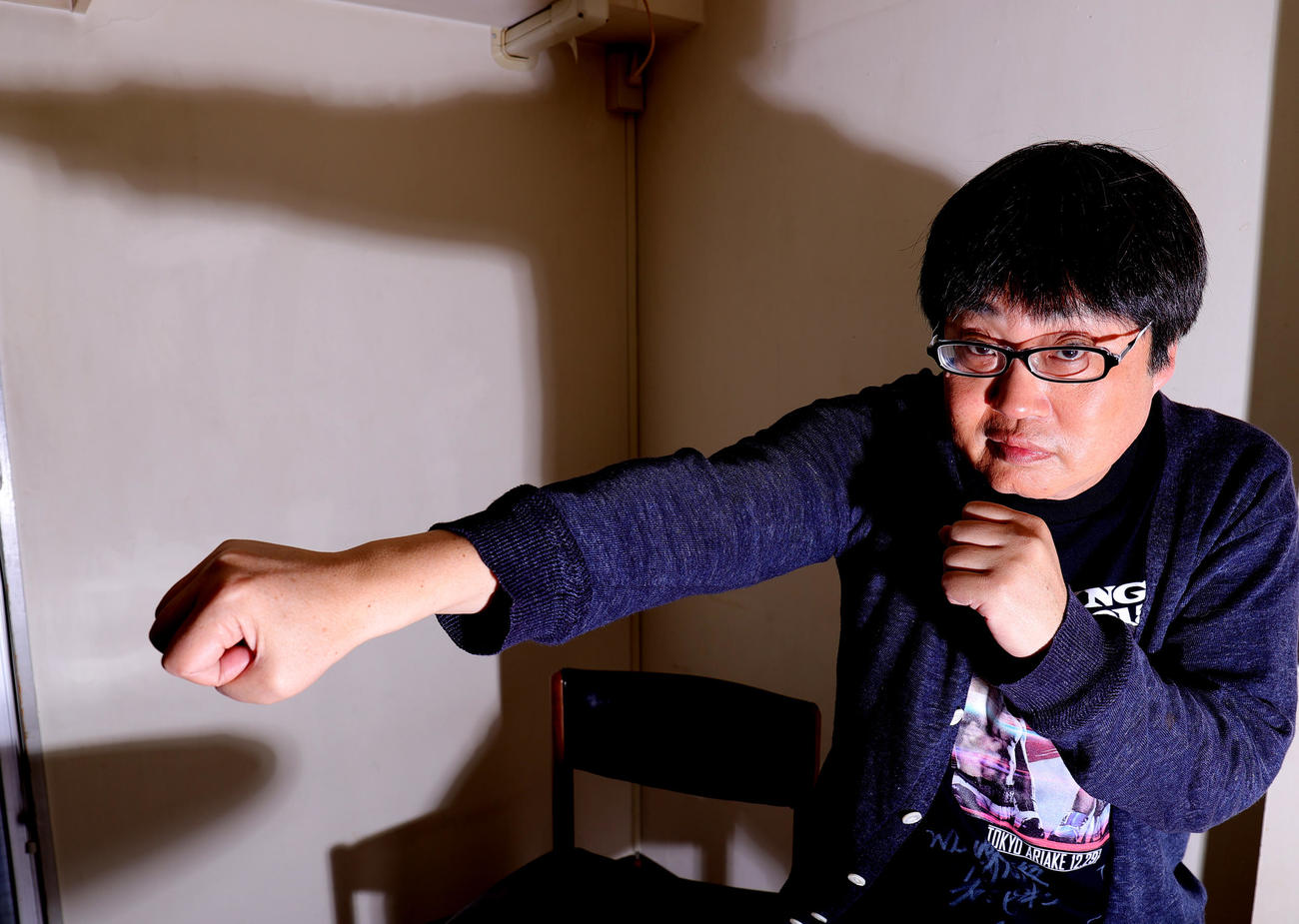 右ストレートを繰り出す？六角精児（撮影・野上伸悟）