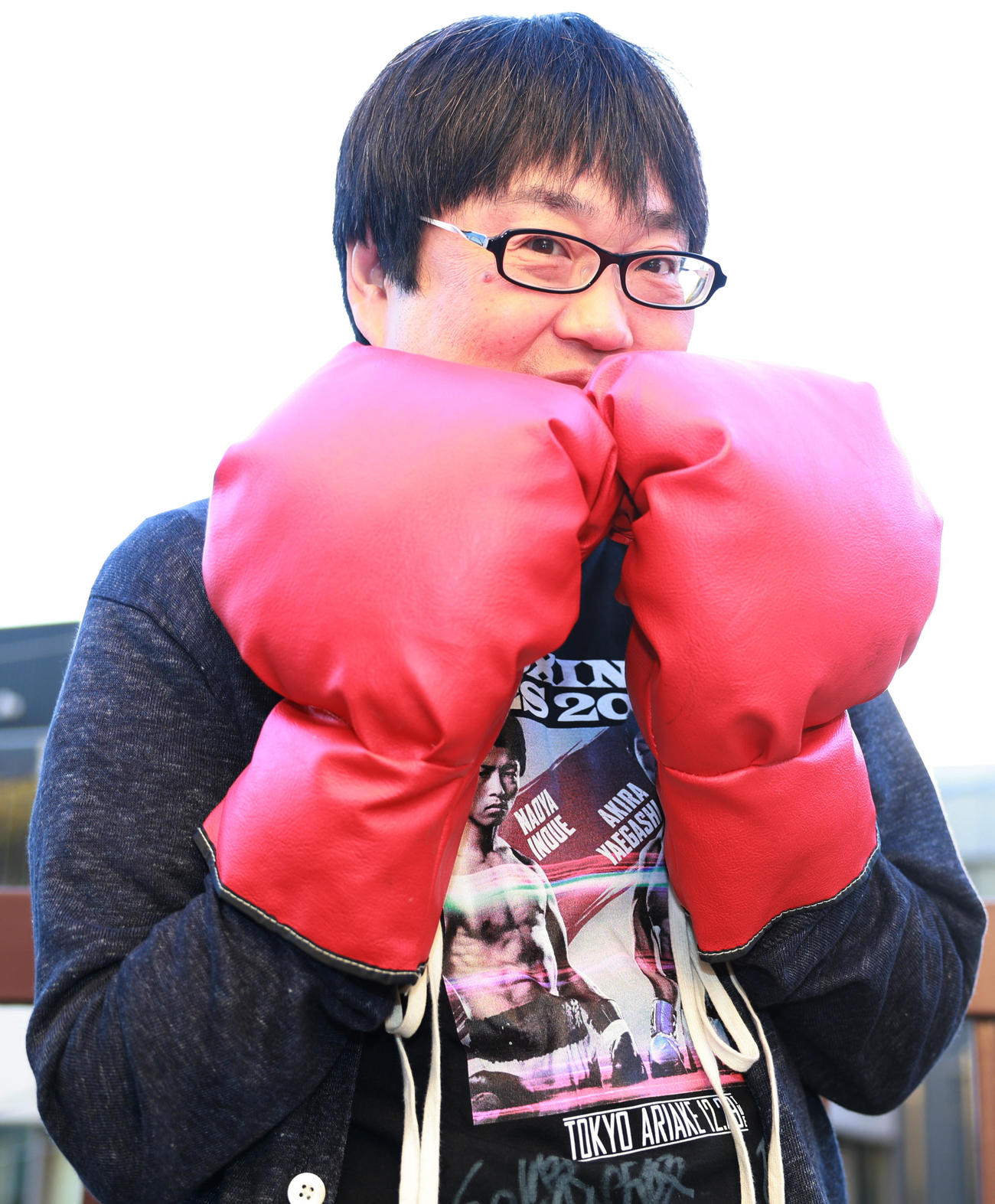 グローブを手に構える六角精児（撮影・野上伸悟）
