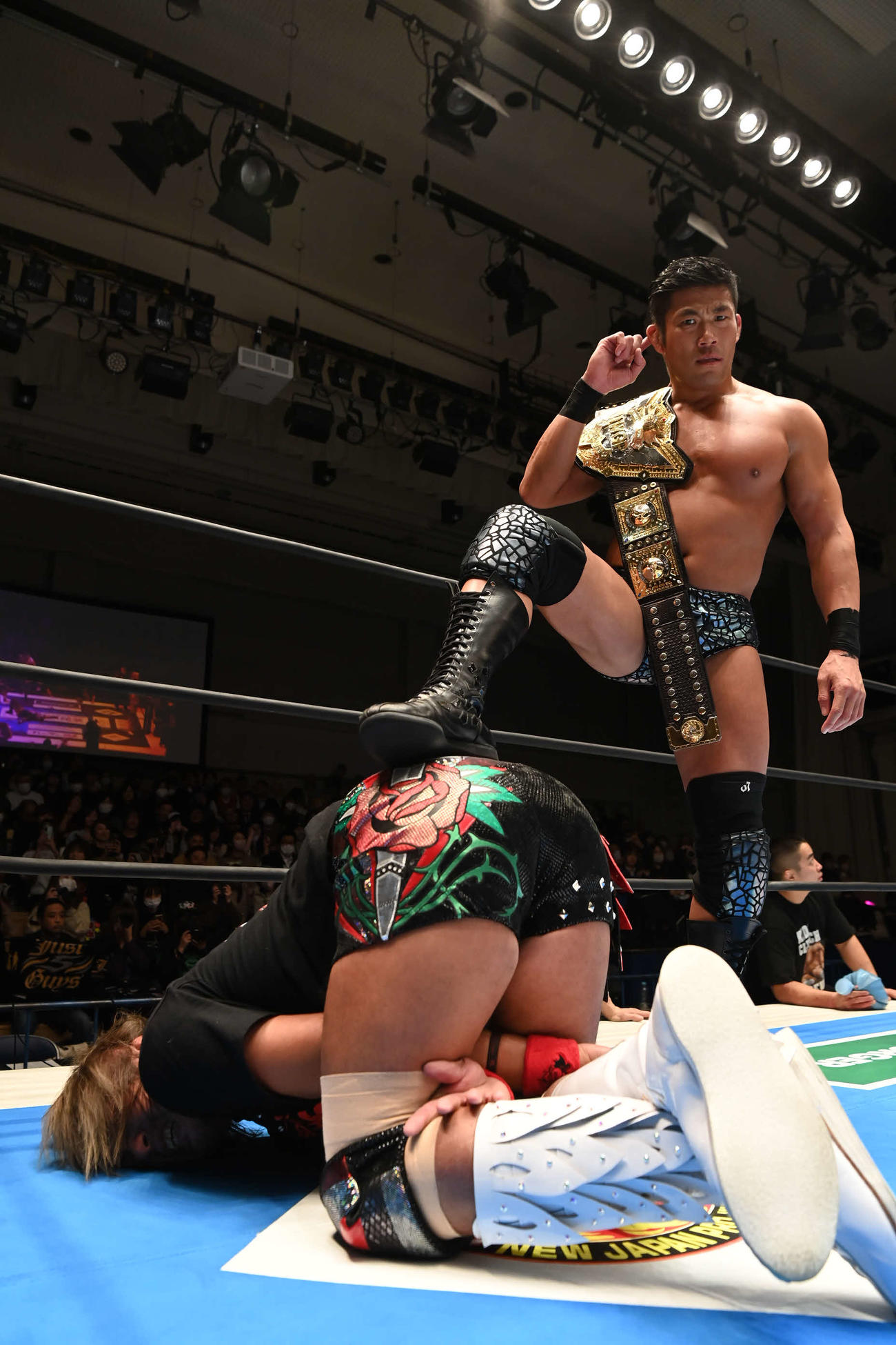SANADAはパラダイスロックで動けなくなった内藤を踏みつけた（写真提供・新日本プロレス）