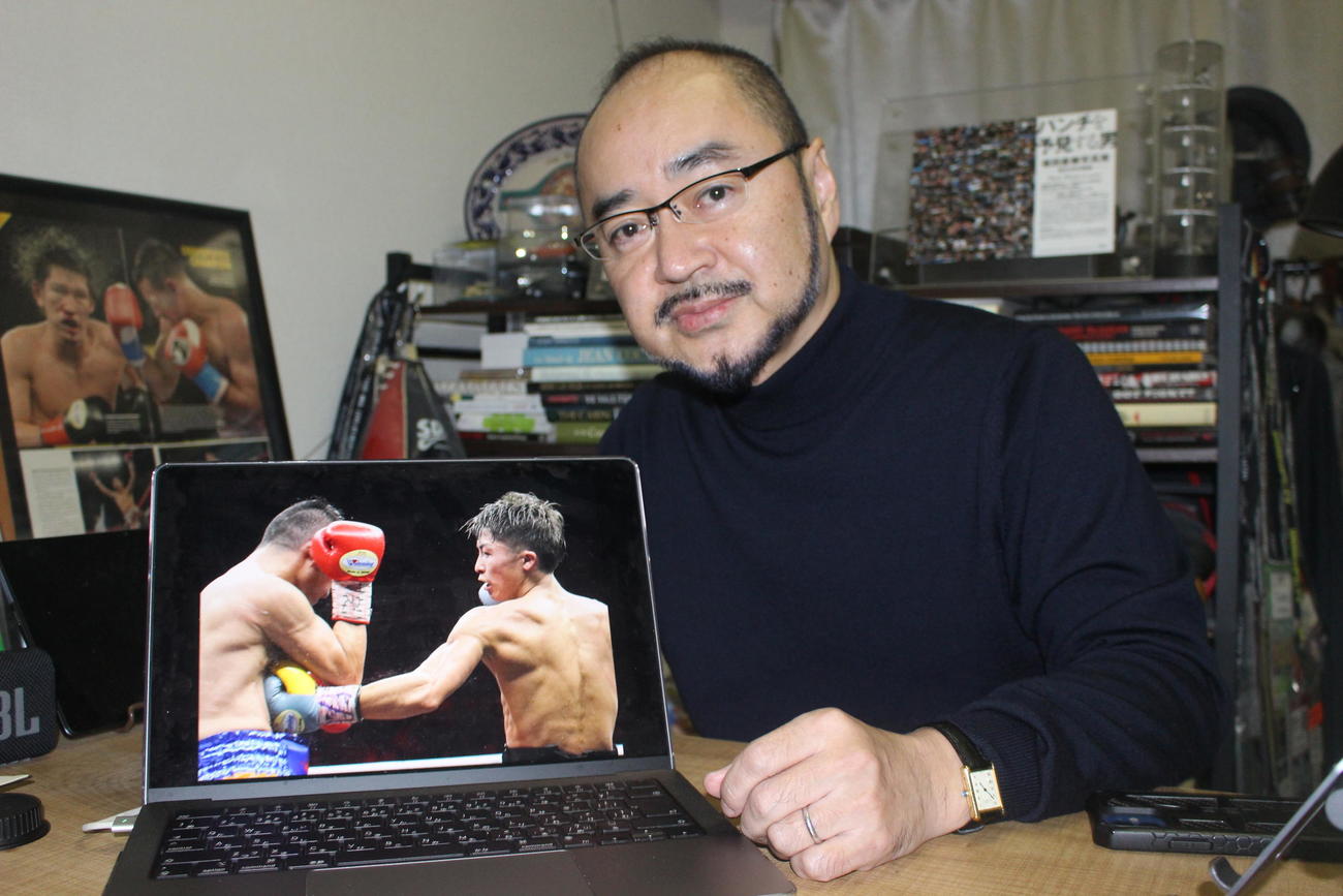 井上尚弥－ドネア第1戦で井上の内臓をえぐり取るような左ボディーブローが決まった瞬間の写真を見て説明するボクシングカメラマンの福田直樹氏（撮影・首藤正徳）