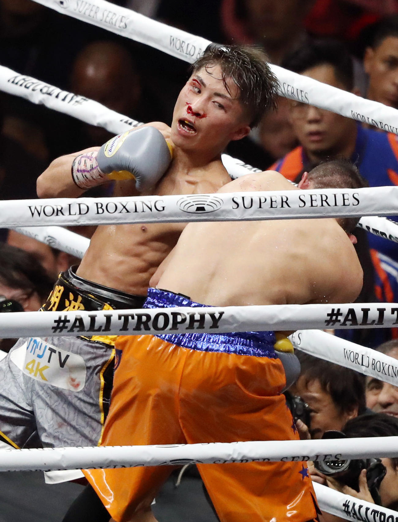 19年11月WBSSバンタム級決勝ドネア戦の11回、強烈なボディーフックを放つ井上尚弥