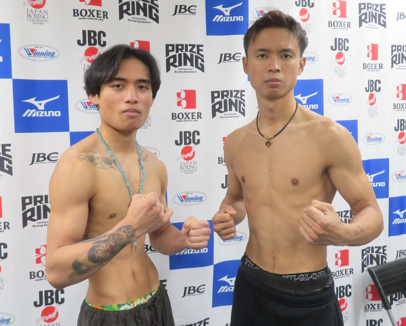 全日本新人王フェザー級決勝に向け、計量クリアした東軍代表の牧田健之介（左）と西軍代表の石崎大二朗