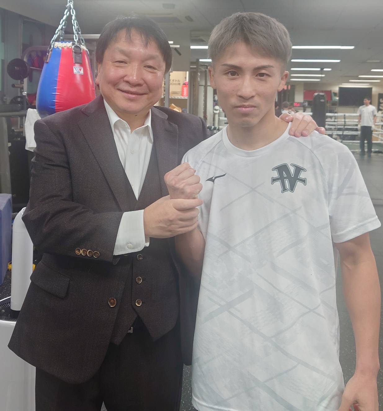 26日のスーパーバンタム級4団体王座統一戦に向け、練習を打ち上げたWBC、WBO世界同級王者井上尚弥（右）と大橋秀行会長（大橋ジム提供）