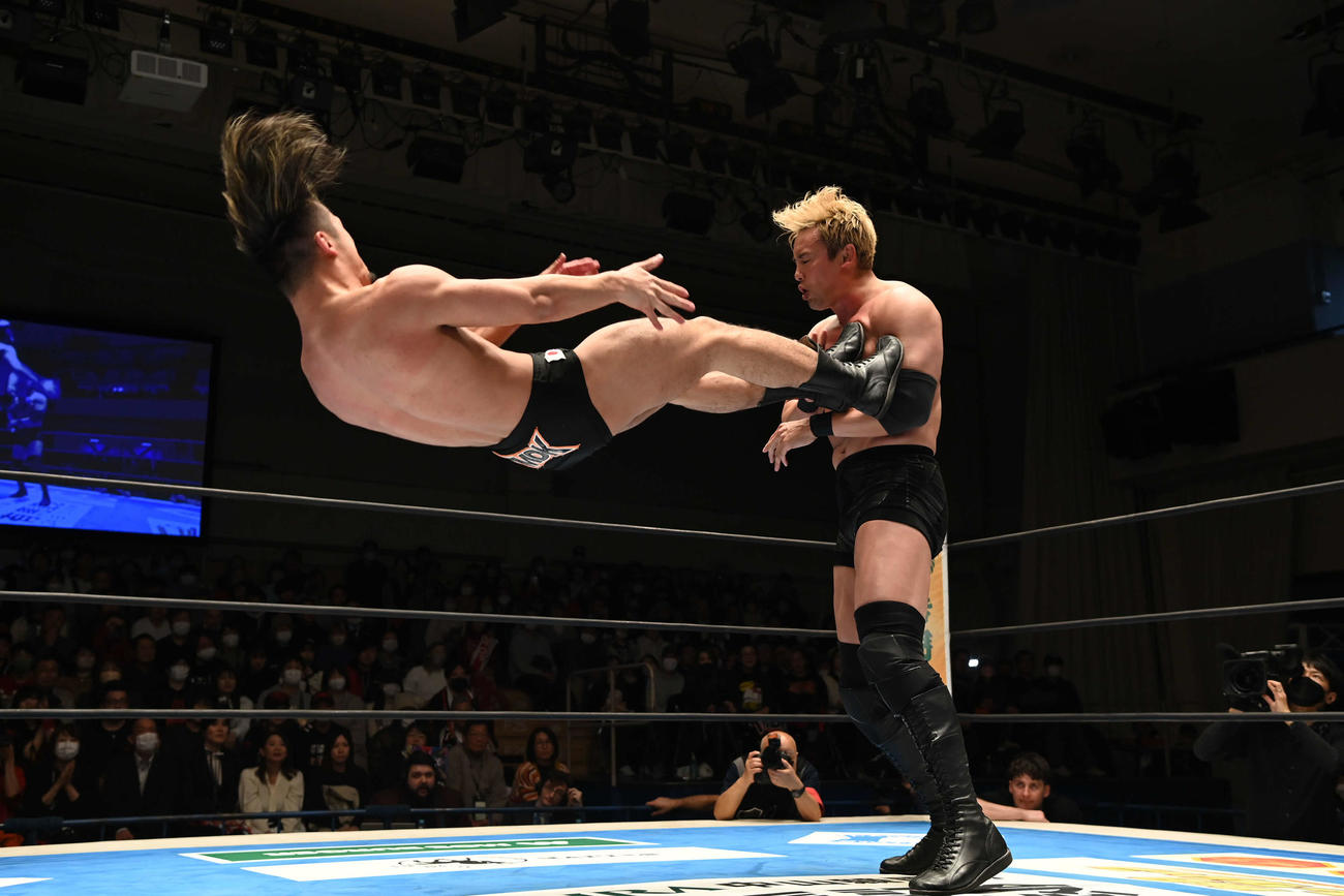 藤田（左）はドロップキックなどで果敢にオカダを攻めたが、最後は丸め込まれて敗れた（写真提供・新日本プロレス）