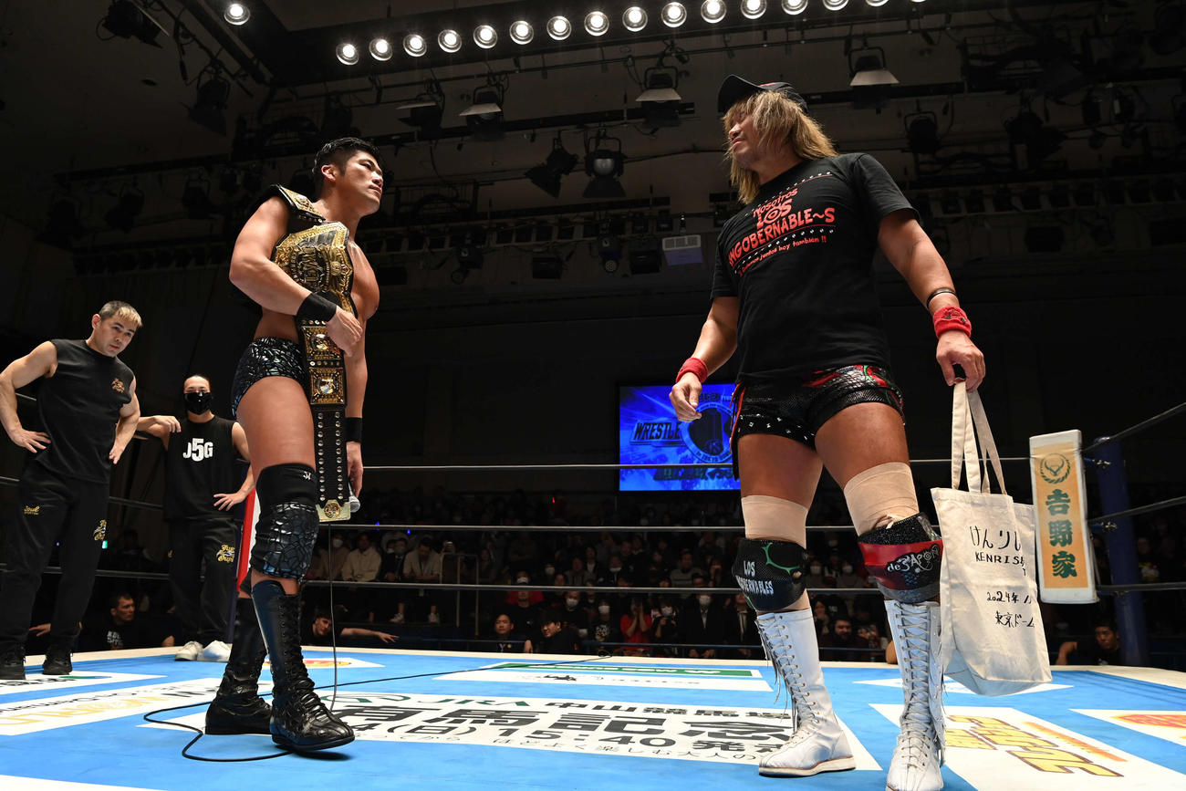 SANADA（左）が内藤に「帰っていただけないでしょうか」（写真提供・新日本プロレス）