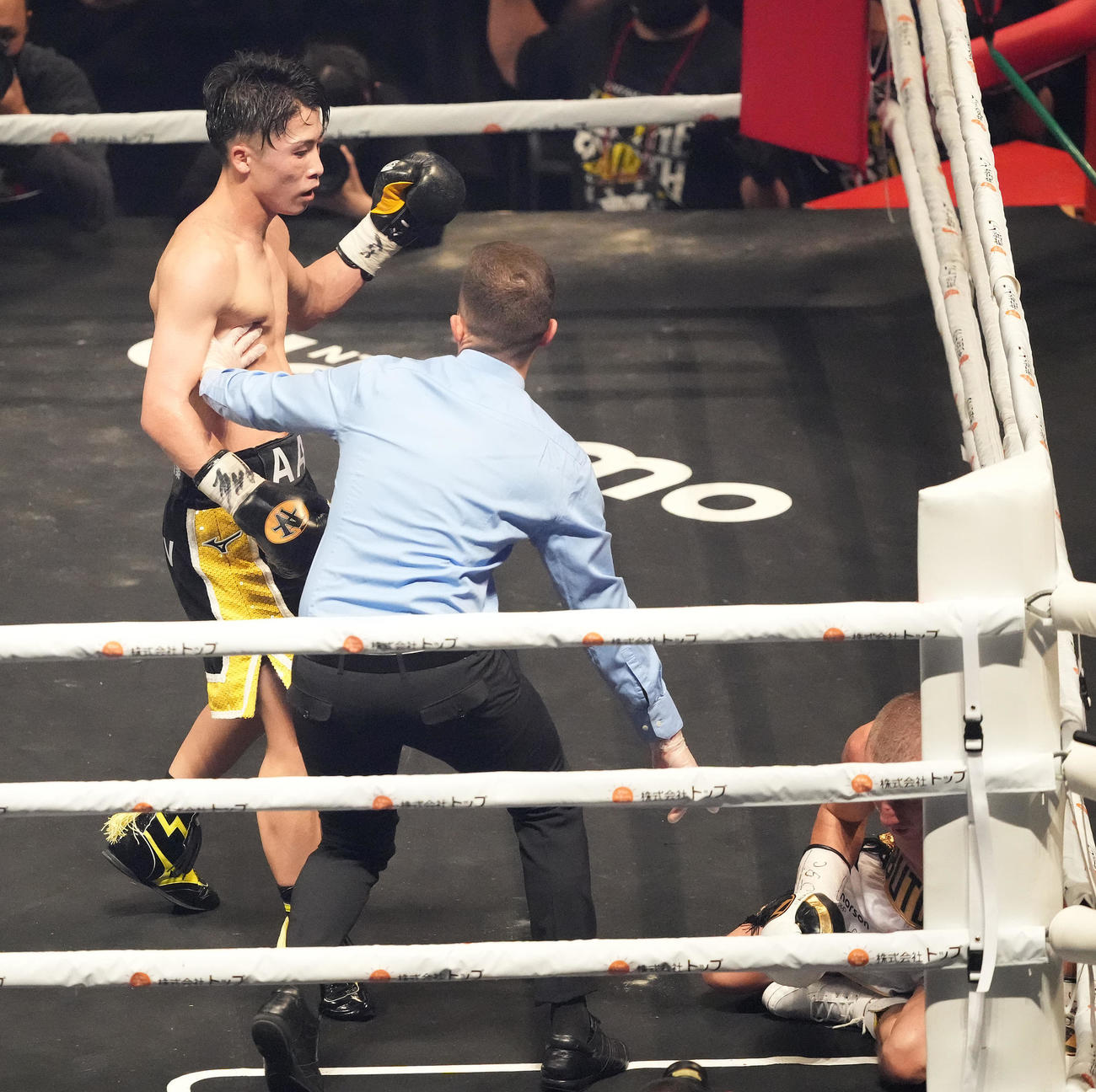 プロボクシング　WBAスーパー、WBC、IBF、WBO世界バンタム級王座統一戦　井上尚弥対ポール・バトラー　11回、バトラー（右）からダウンを奪いKO勝ちする井上尚弥（2022年12月13日撮影）