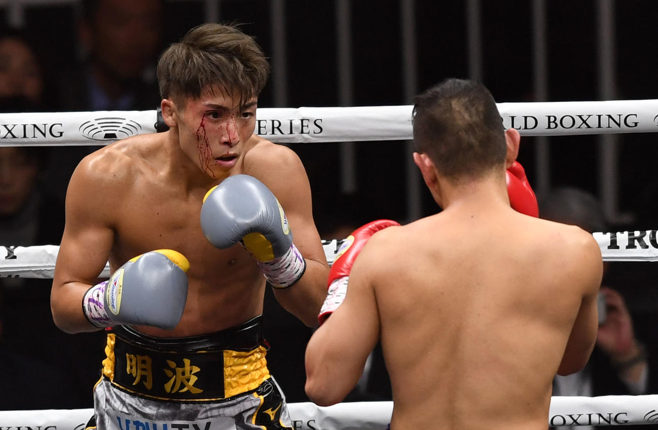 19年11月、ドネア（右）との対戦で右目上をカットするも相手の動きを冷静に見つめる井上尚弥