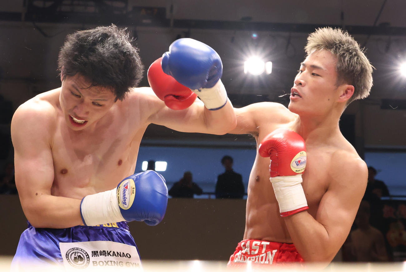 児島（左）に右フックを浴びせる西畑（撮影・中島郁夫）