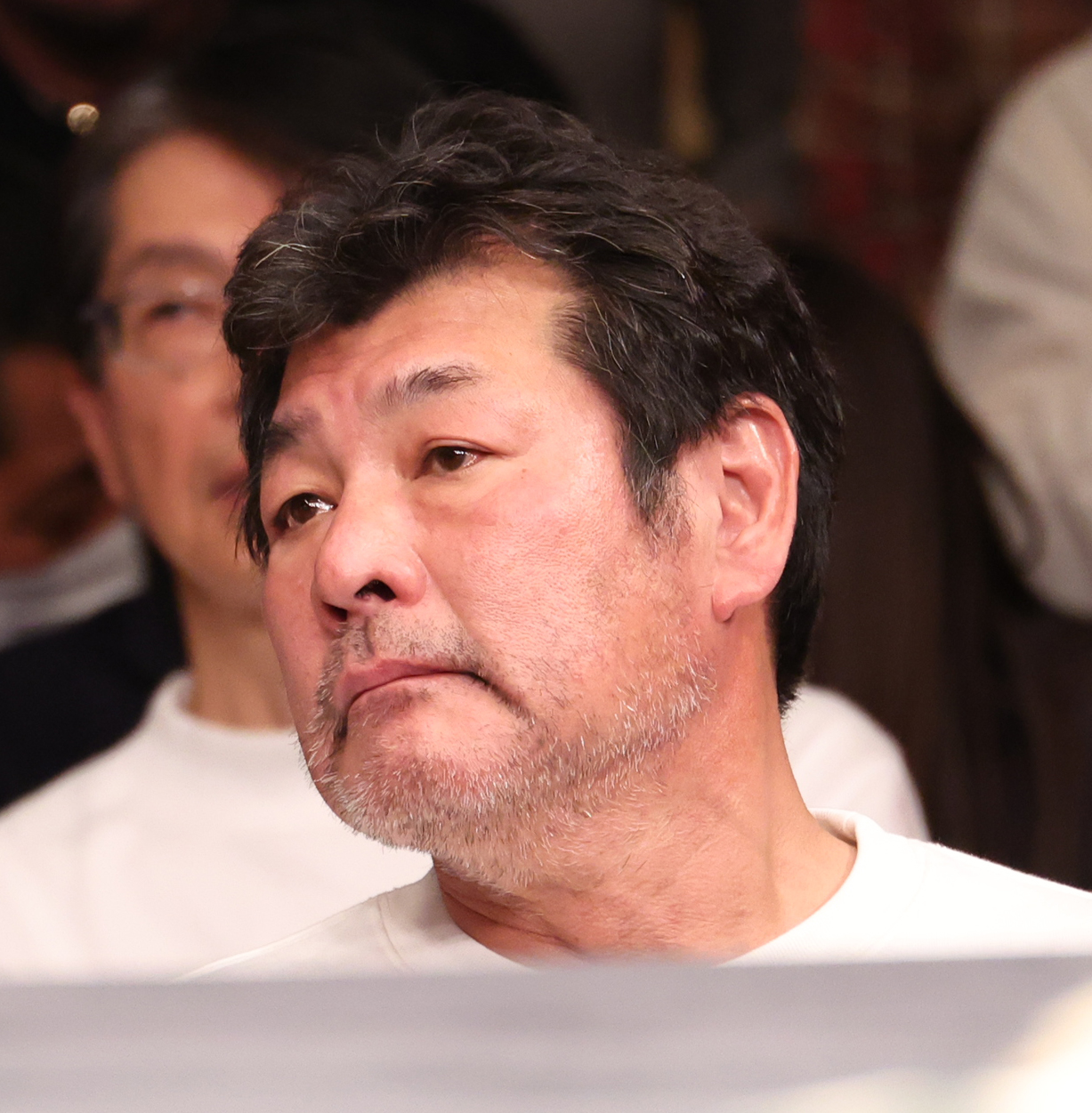 敗れた赤井英五郎を見つめる父の赤井英和（撮影・中島郁夫）