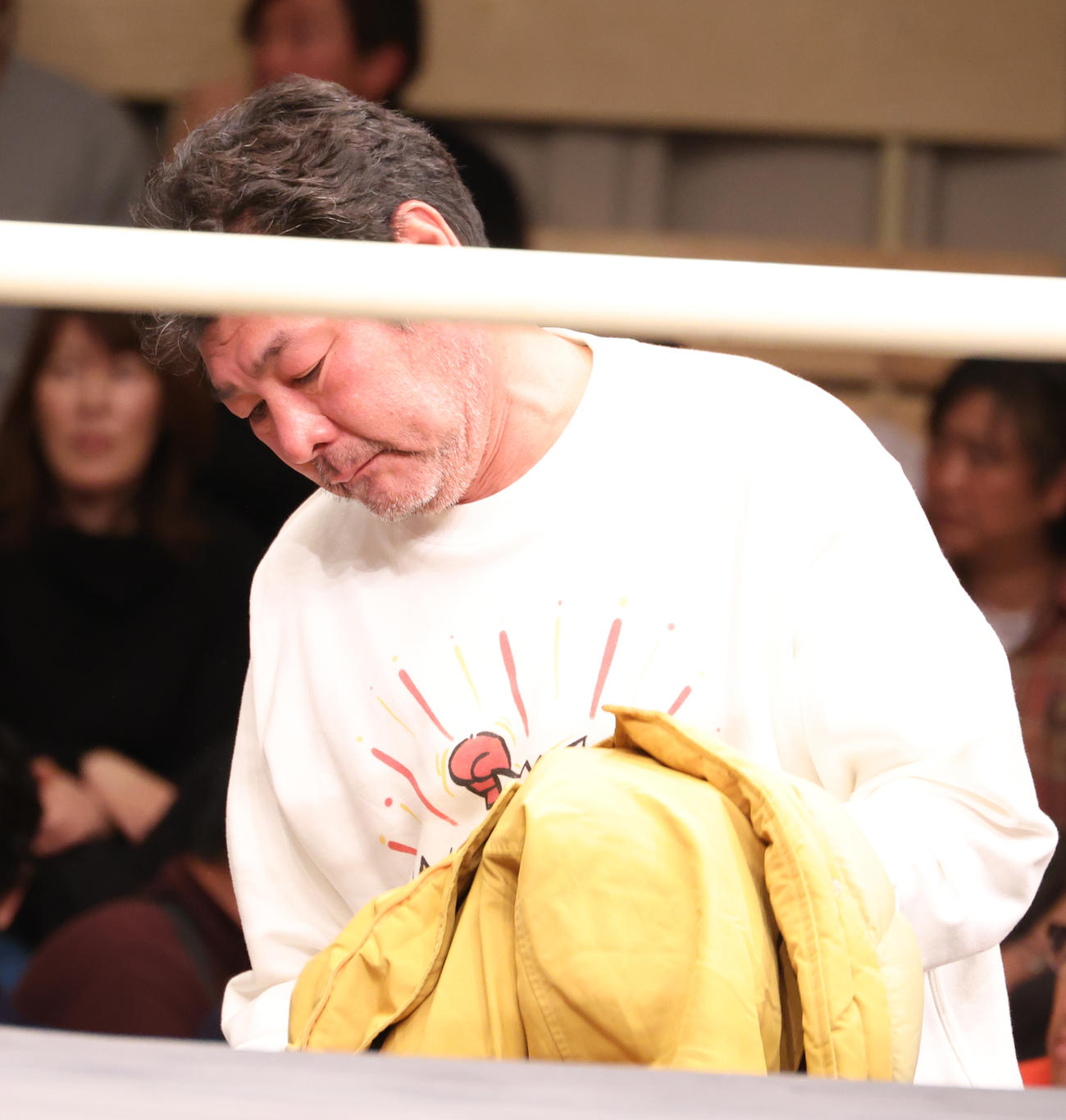 帰り支度をする父の赤井英和（撮影・中島郁夫）
