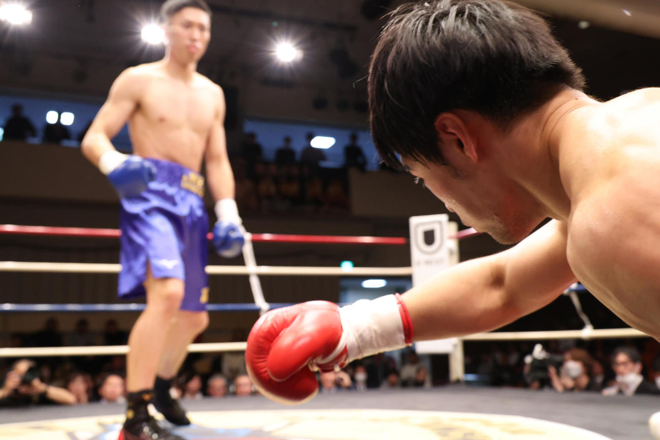 1回、冨永（左）にダウンを喫した赤井（撮影・中島郁夫）