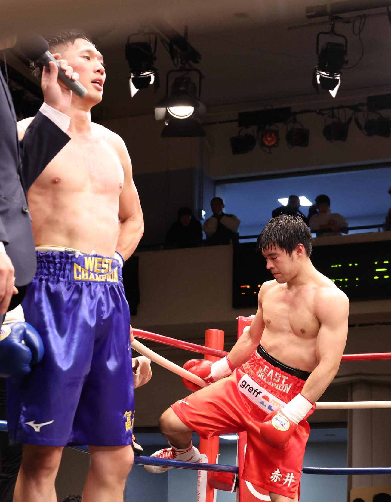 リングを下りる赤井。左は勝利した冨永（撮影・中島郁夫）