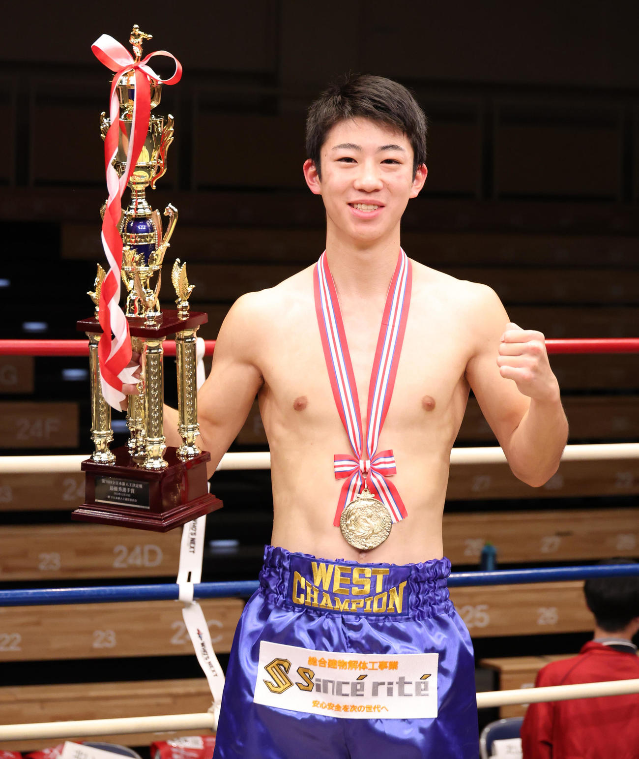 全日本新人王MVPに輝いたスーパーバンタム級優勝の武藤（撮影・中島郁夫）