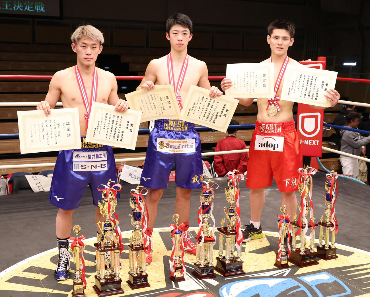 全日本新人王三賞表彰者、左から技能賞フライ級坂井、MVPスーパーバンタム級武藤、敢闘賞スーパーフェザー級下村（撮影・中島郁夫）