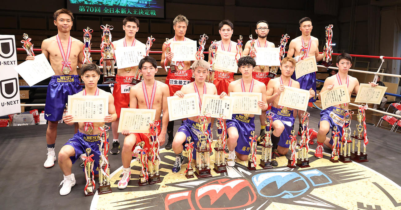 全日本新人王各階級優勝者たち。前列左からミニマム級坂田一颯、ライトフライ級磯金龍、フライ級坂井涼、スーパーフライ級藤野零大、バンタム級森口山都、スーパーバンタム級武藤涼太、後列左からフェザー級石崎大二朗、スーパーフェザー級下村佳輝、ライト級西畑直哉、スーパーライト級川村英吉、ウエルター級須賀大地、ミドル級冨永一希（撮影・中島郁夫）