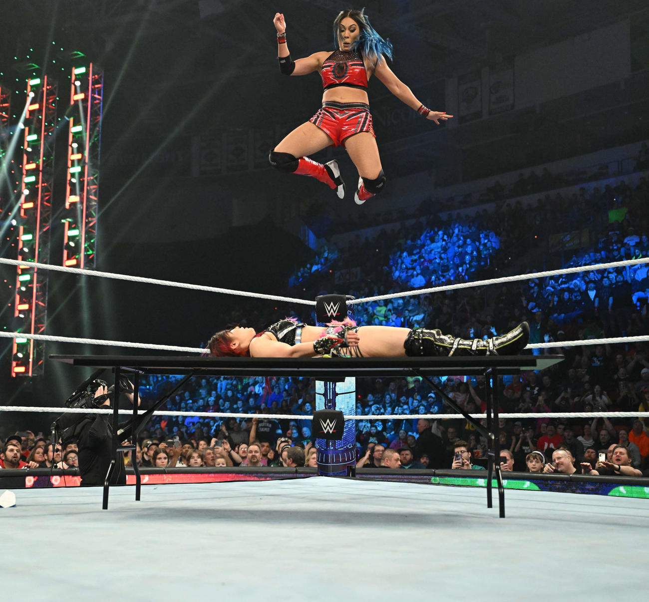 ミチン（上）のダイビング・セントーンを浴びたテーブル上のイヨ・スカイ（C）2023 WWE, Inc. All Rights Reserved.