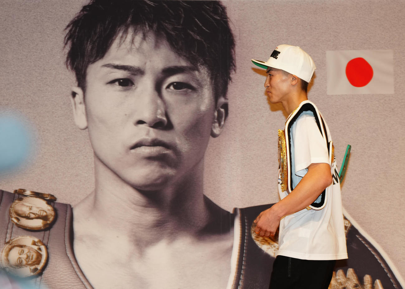 4団体王座統一戦前の会見を終え、引き揚げるWBC、WBO世界スーパーバンタム級王者の井上尚（撮影・江口和貴）