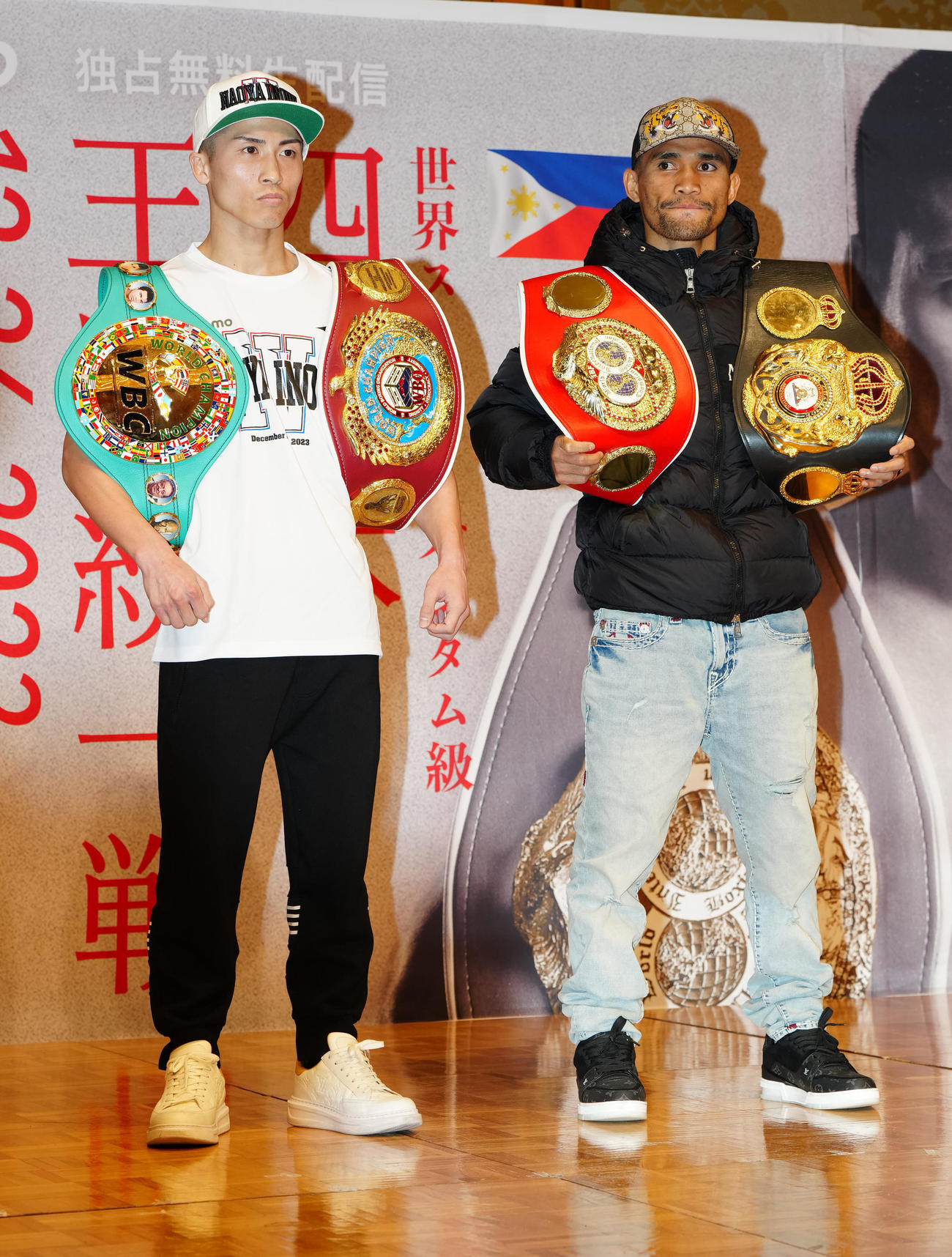 4団体王座統一戦前の会見に臨み、ベルトを肩にし写真に納まるWBC、WBO世界スーパーバンタム級王者の井上尚（左）とWBAスーパー、IBF世界同級王者のタパレス（撮影・江口和貴）