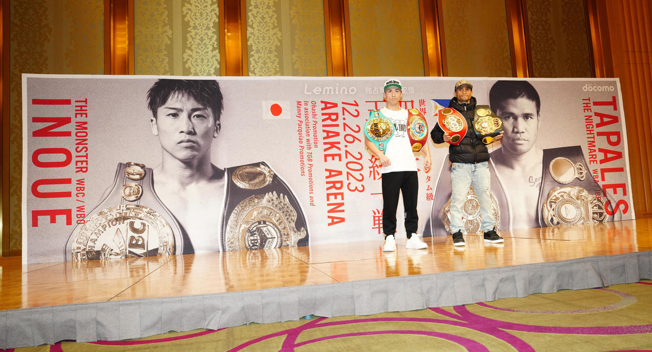 4団体王座統一戦前の会見に臨み、ベルトを肩にし写真に納まるWBC、WBO世界スーパーバンタム級王者の井上尚（左）とWBAスーパー、IBF世界同級王者のタパレス（撮影・江口和貴）