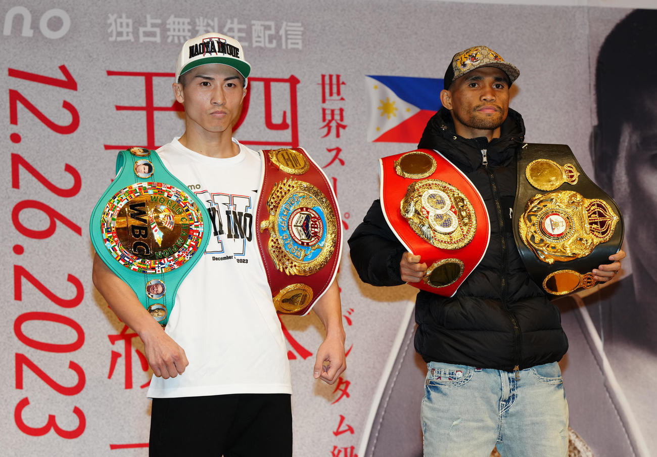 4団体王座統一戦前の会見に臨み、ベルトを肩にし写真に納まるWBC、WBO世界スーパーバンタム級王者の井上尚（左）とWBAスーパー、IBF世界同級王者のタパレス（撮影・江口和貴）