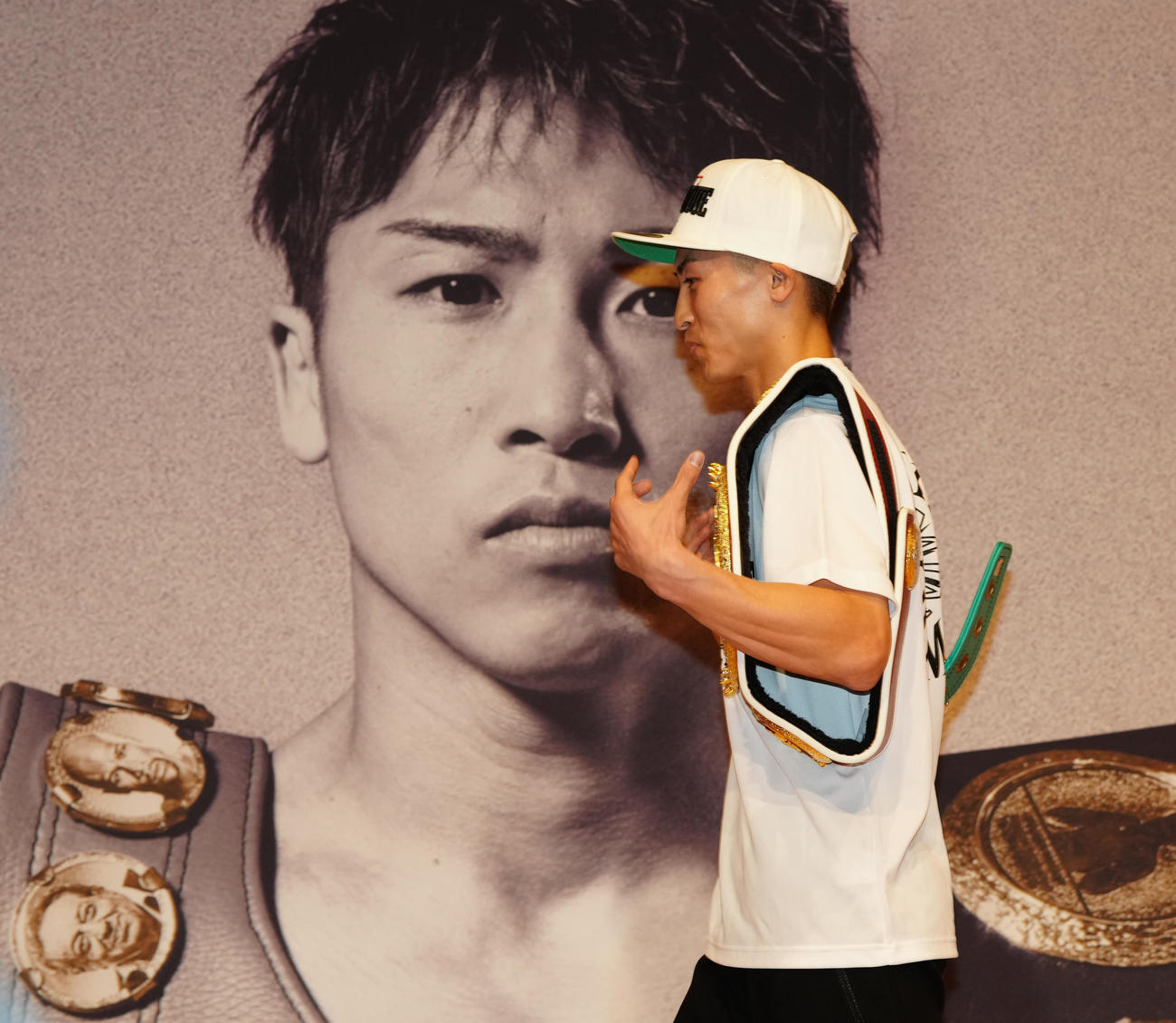 4団体王座統一戦前の会見を終え、引き揚げるWBC、WBO世界スーパーバンタム級王者の井上尚（撮影・江口和貴）