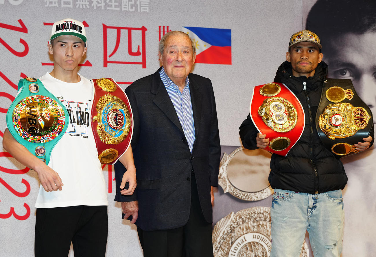 4団体王座統一戦前の会見に臨み、アラム氏（中央）と写真に納まるWBC、WBO世界スーパーバンタム級王者の井上尚（左）とWBAスーパー、IBF世界同級王者のタパレス（撮影・江口和貴）