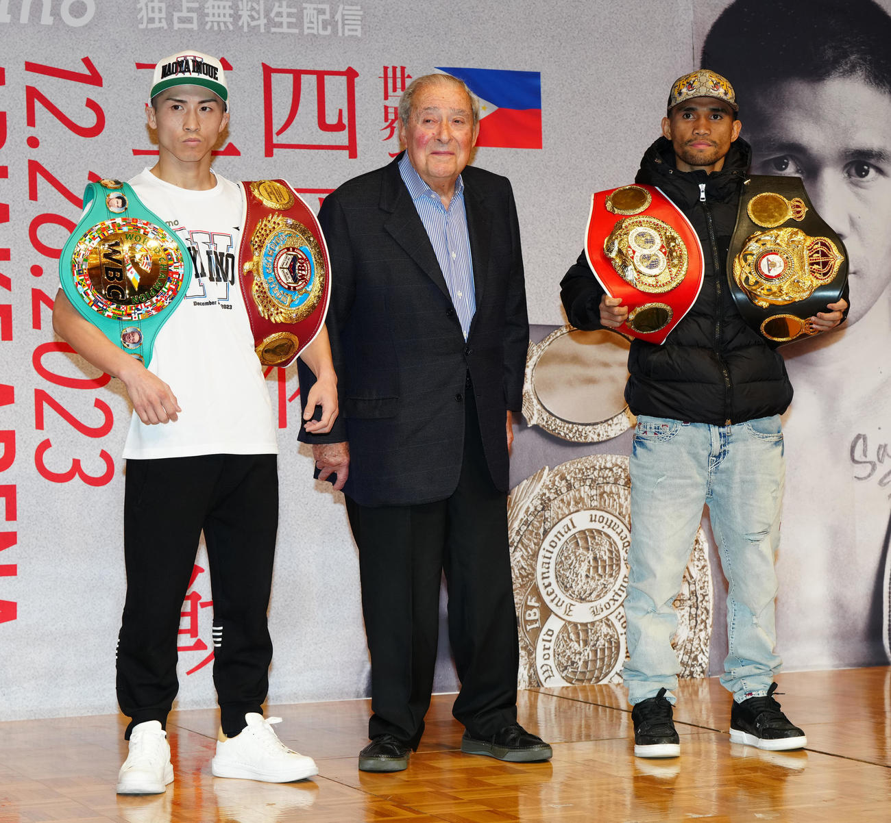 4団体王座統一戦前の会見に臨み、アラム氏（中央）と写真に納まるWBC、WBO世界スーパーバンタム級王者の井上尚（左）とWBAスーパー、IBF世界同級王者のタパレス（撮影・江口和貴）
