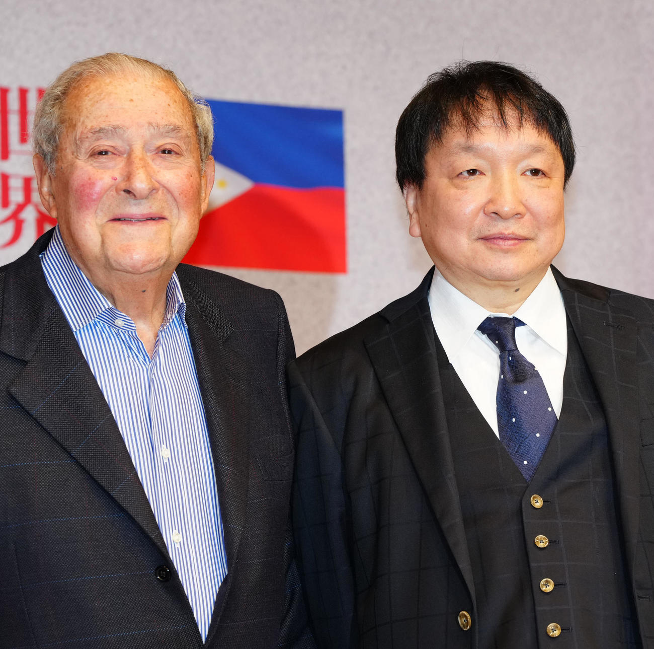 井上尚とタパレスの4団体王座統一戦前の会見で写真に納まるアラム氏（左）と大橋ジム大橋会長（撮影・江口和貴）