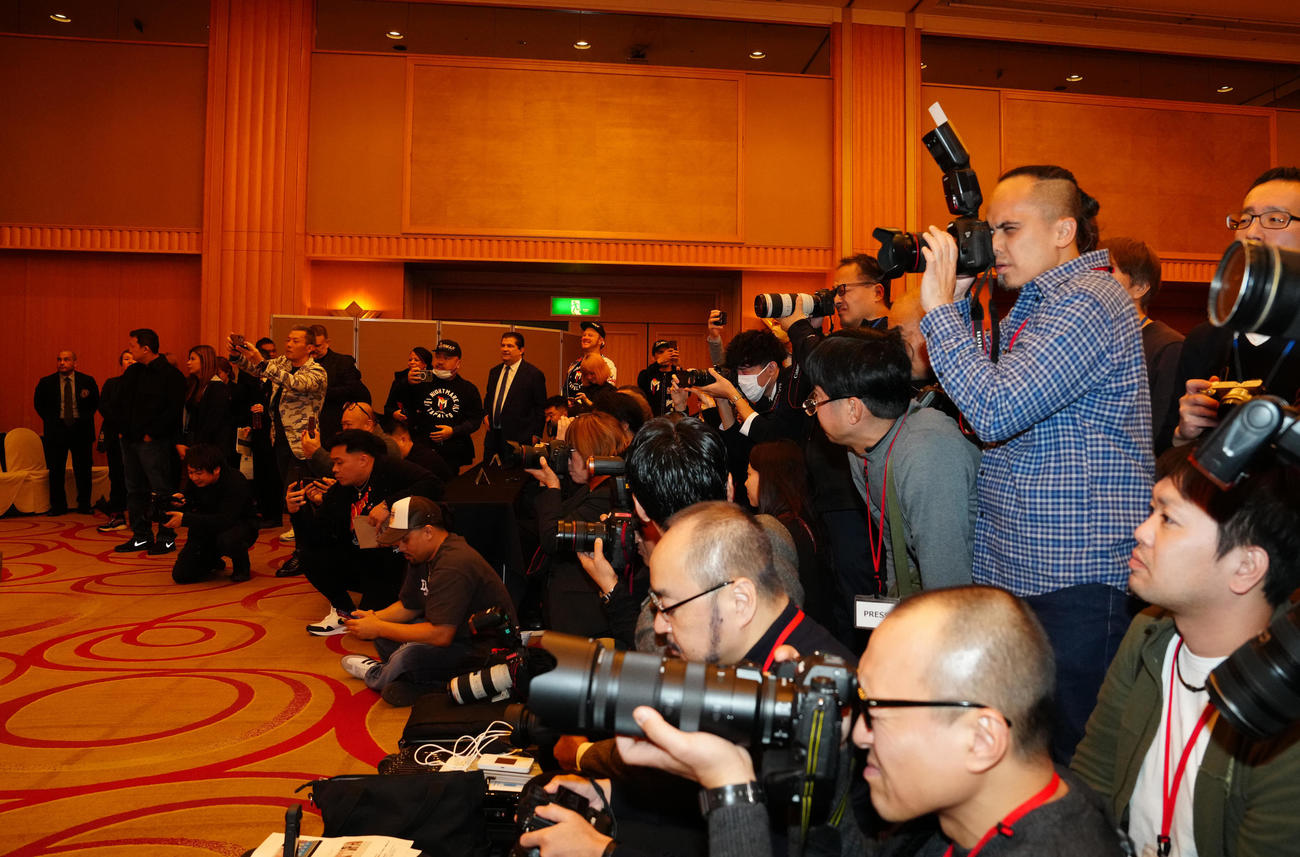 井上尚とタパレスとの4団体王座統一戦前の会見に集まった大勢の報道陣（撮影・江口和貴）