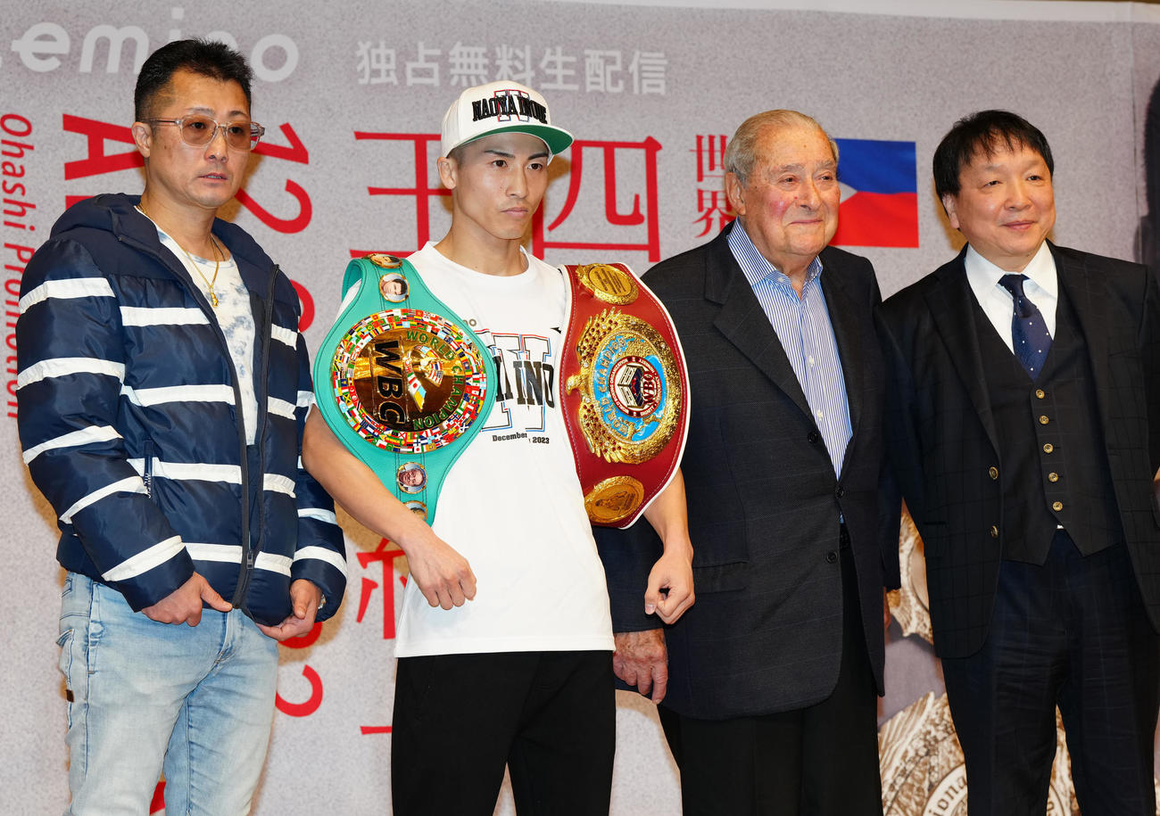 4団体王座統一戦前の会見でアラム氏（中央右）と写真に納まる井上尚（同左）。左端は父真吾トレーナー、右端は大橋ジム大橋会長（撮影・江口和貴）