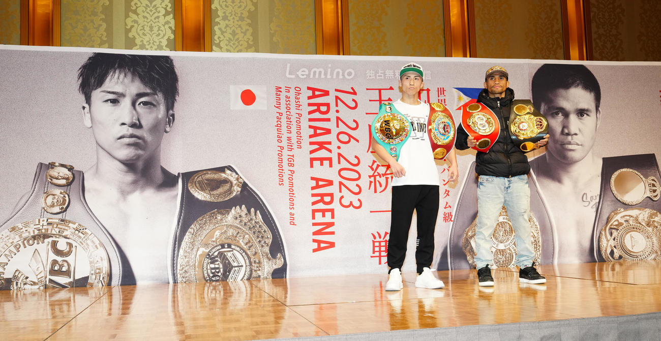 4団体王座統一戦前の会見に臨み、ベルトを肩にし写真に納まるWBC、WBO世界スーパーバンタム級王者の井上尚（左）とWBAスーパー、IBF世界同級王者のタパレス（撮影・江口和貴）